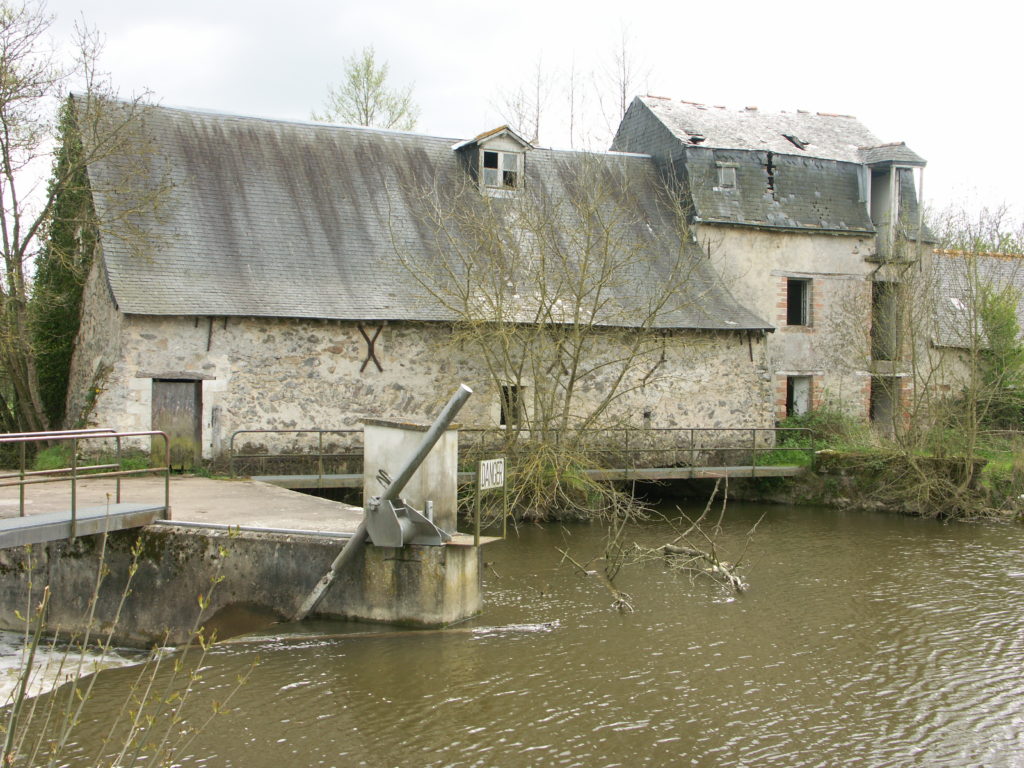 Le moulin vu de lu2019u00e9cluse